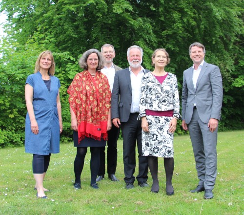 Vlnr: Petra Holtappel, Maya Kohte, Klaus Wichert, Goetz Stehr, Carmen Dams, Rüdiger Dittmar. Nicht im Bild: Axel Raue, Doris Törkel, Detlef Thiel GALK JT2022 Praesidium Foto Dietrich 20220519 500x350