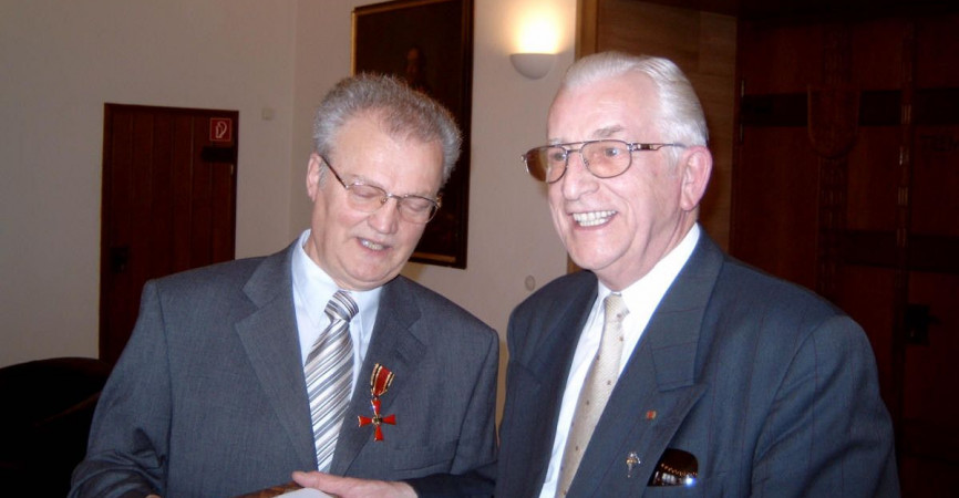 Gregor Blauermel gratuliert Hartmut Tauchnitz